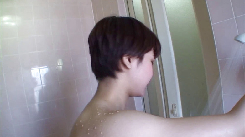 Asiatiques: 毛茸茸的亚洲黑发正在洗澡