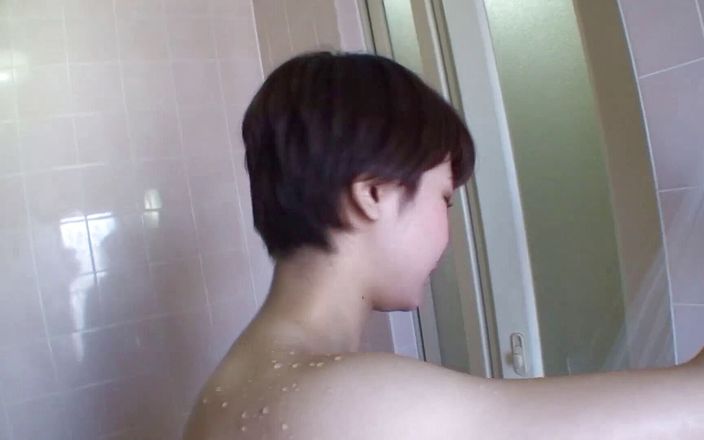 Asiatiques: Волохата азіатська брюнетка приймає душ