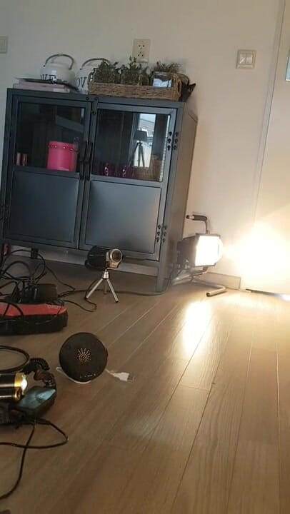 MisS Angel: Piernas largas en un piso duro con zapatos azules