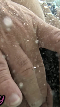 Ukazuji mi kundičku před studentem v bazénu a pomáhá mi masturbovat - je to velmi riskantní POV 4K