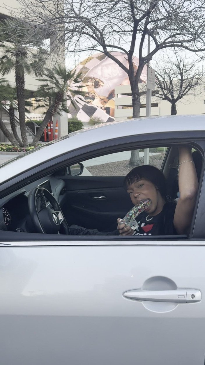 Kimmy Charms: Chupando consolador y follando chorro anal