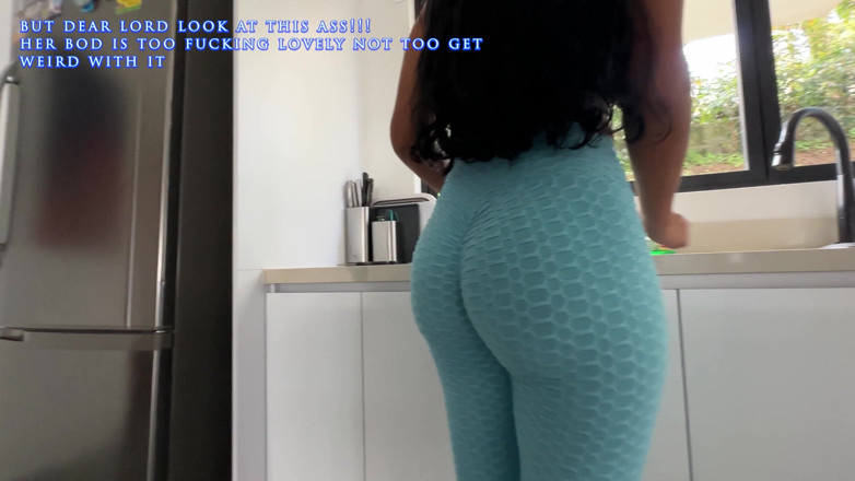 Time traveler: La giovane cameriera in leggings blu lascia che il suo...