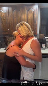 4K El Primer Trío De Carlie Vixen: Alta Rubia MILF Esposa Caliente Y Novia Tetona Comparten Una Polla