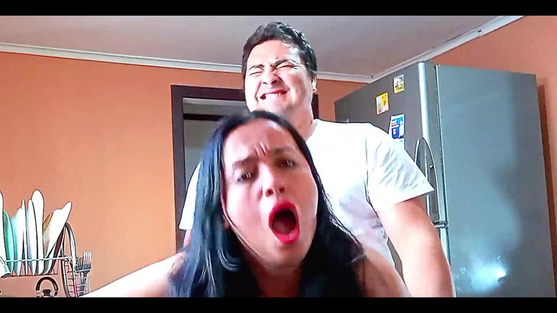 BBW Kelly Mom: Follando a mi madrastra en la cocina en topless y...