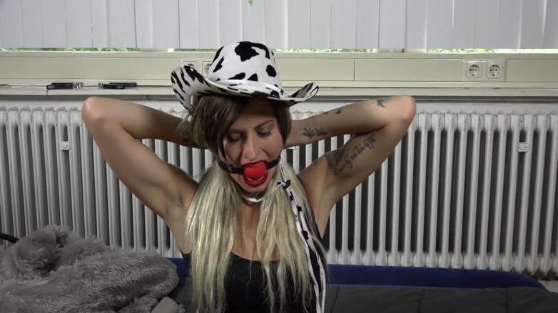 Restricting Ropes: Elle essaye son nouveau bâillon de bouche