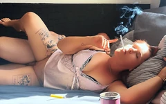 Pelacur menghisap 3 batang rokok dan bercinta