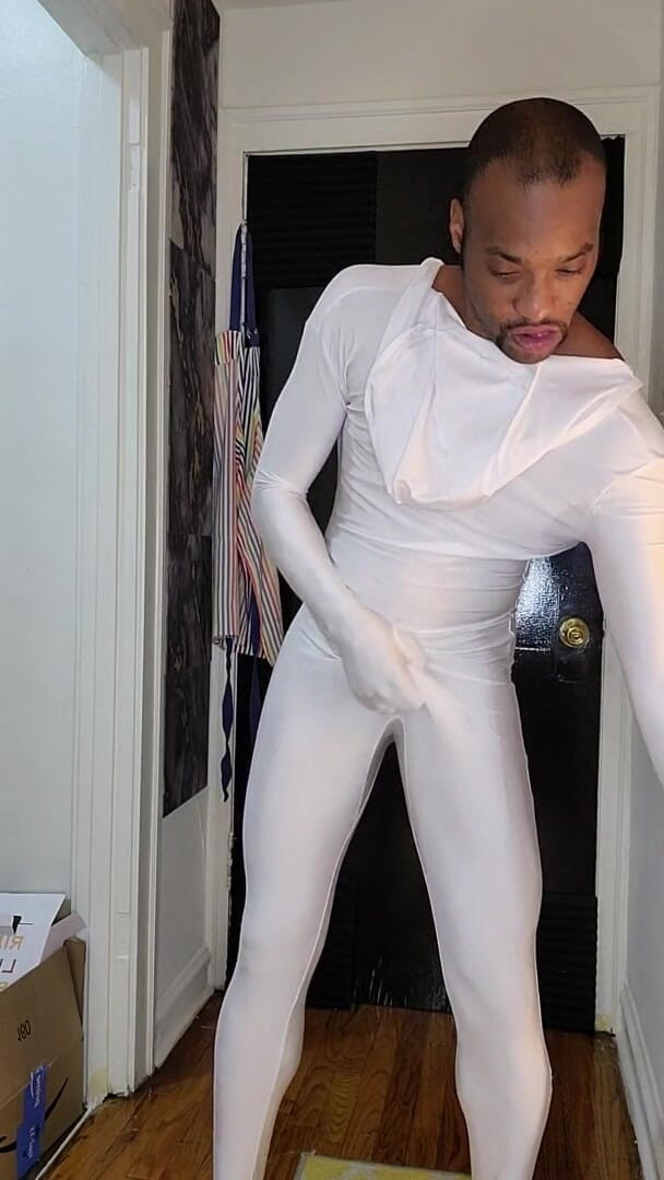 Kennie Jai: Kenniejai trägt whte spandex und kommt