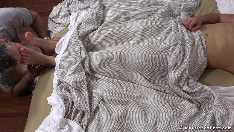 My friends feet: Viggo's size 11 fot &amp;sniffade i hans vila