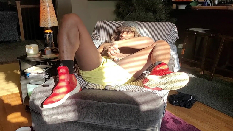 Kennie Jai: Kenniejai se branle dans Red Nike