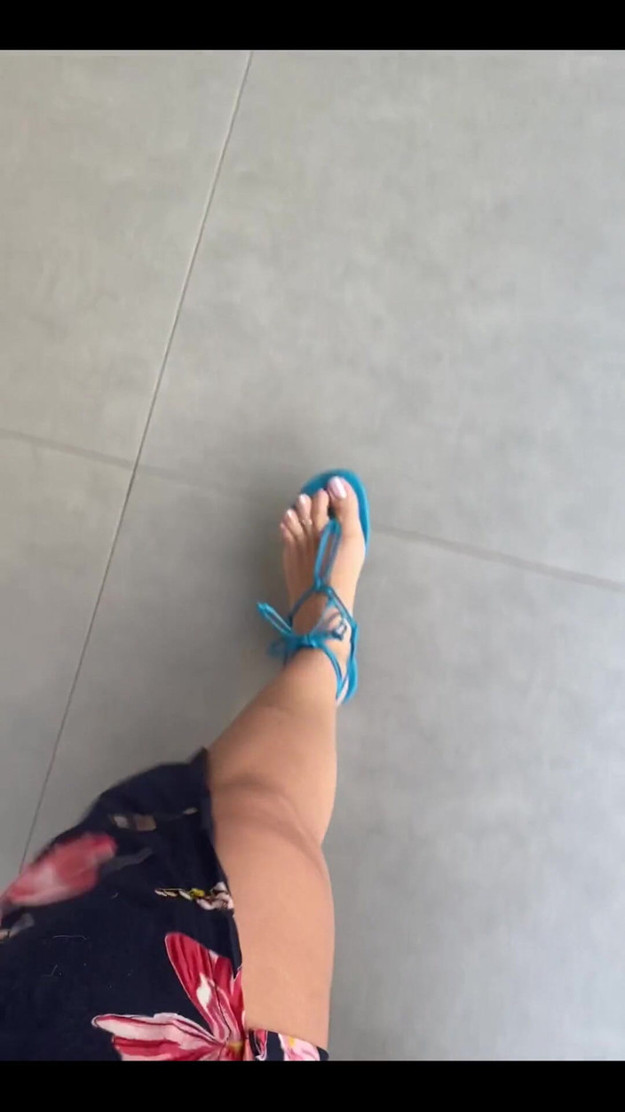 KiffaFeet: Dobré ráno s mými sexy nohami a modrými sandály