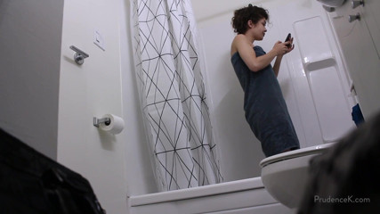 Prudence K Hairy & Shaving Fetish: Fetiš: chlupatá dívka od vedle koupelna sprchová kamera