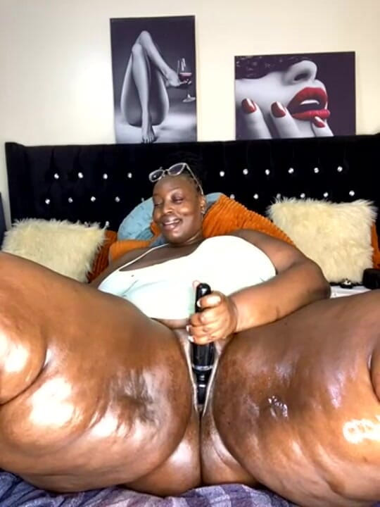 Legendary Booty Overdose: Nadržená černá velká kráska sama doma