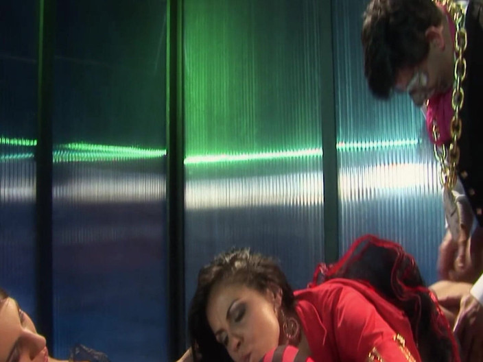 The Window of Sex: Hard Suki scena-1_orgy przyjaciół ubranych jak piraci udostępnianie wytryski