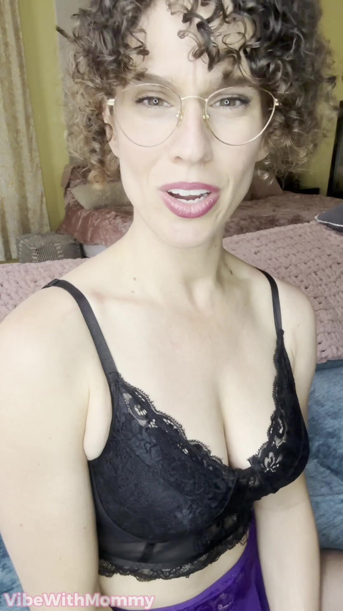 VibeWithMommy: Dommy mami strapon cu vedere la persoana 1, instrucțiuni de masturbare