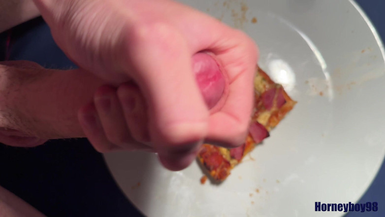 Horneyboy98: Twink spruzza sulla sua pizza