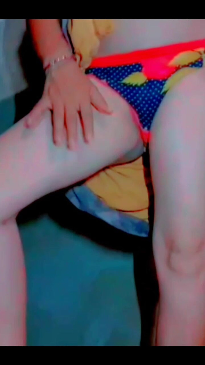 TricolorMusic3: 私はとてもセックスが欲しいし、毎日欲求していますが、どうしようもありません。すべてが自分のコントロール下ではありません