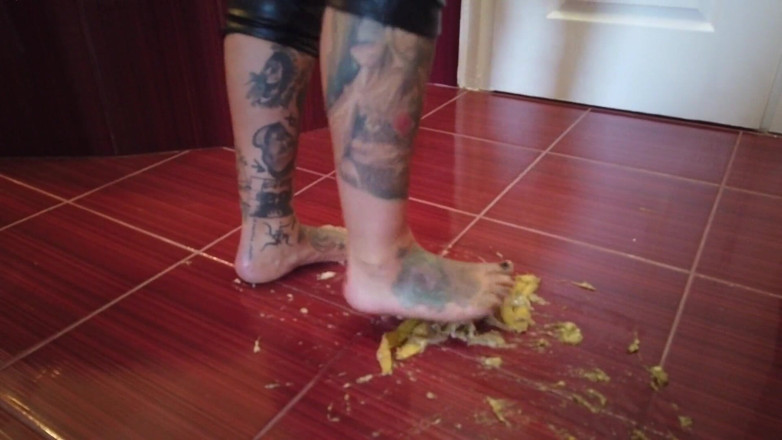 Fetish videos by Alex: Une banane se fait piétiner par une MILF blonde tatouée