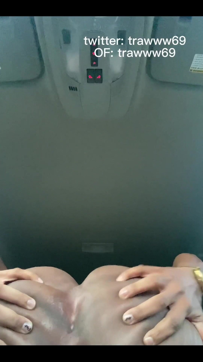 Tailandxxx: नन कार में गांड फेंक रही है