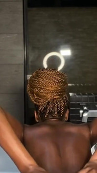 J’exhibe ma chatte rose par derrière