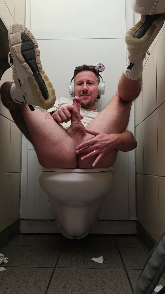 gaynaughtywelsh: Offentlig toalett spelar