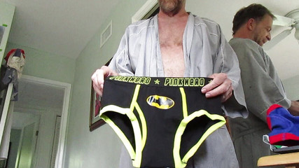 Hairyartist: Závěť v robe vás pozdraví od Hairyartist