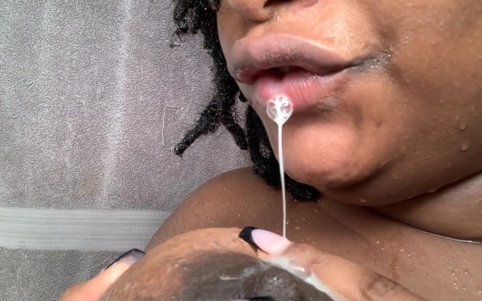 Super sexy ebony cuties: シャワーで乳首を吸うおっぱいを跳ねさせる