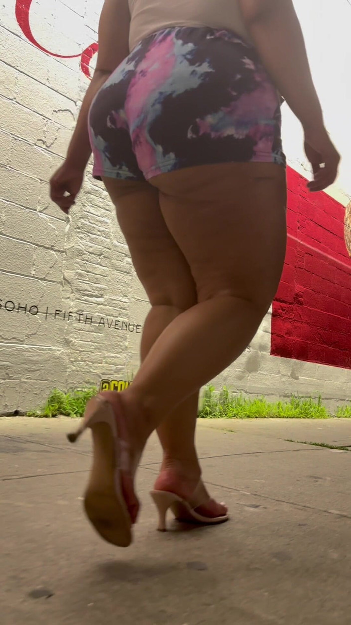 PutiLing: Tlustá latina bbw s krátkými šortkami na vysokých podpatcích Redbone Thunder...