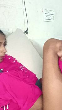 新的性感热辣妻子在我的卧室里啪视频