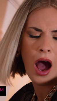 Claire Castel e Alysa Nylon brincam com alguns brinquedos