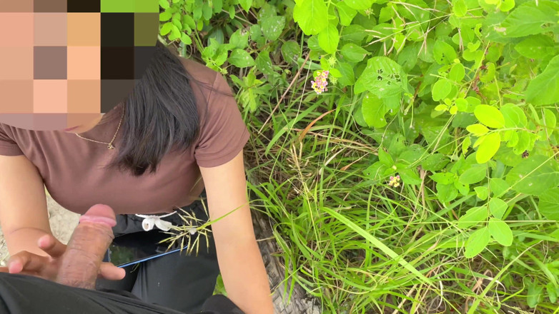 Pinay Shena Mae: Sperma schlucken in der Öffentlichkeit.