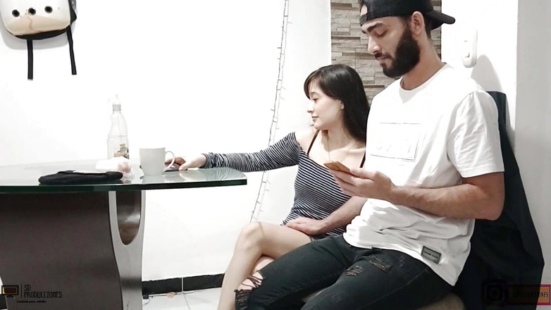 Emma vict: Une petite latina joue avec la bite de son voisin...