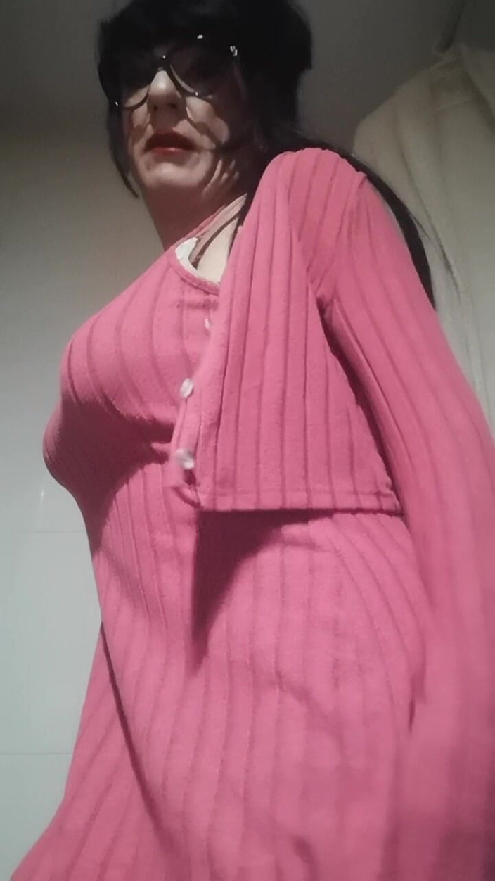 Yusti: Zženštile oblečený jako žena před zrcadlem