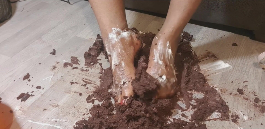Simp to my ebony feet: Целый шоколадный торт, притоп ступнями