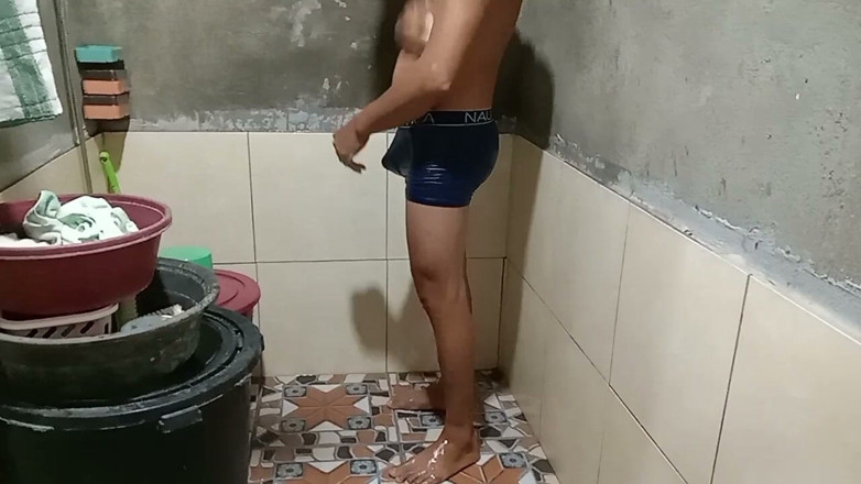 Noy Lucky: Shower in the bathroom