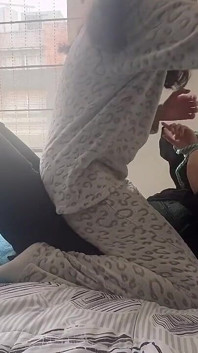 Związała mnie, a potem postawiła mnie twarzą do orgazmu, żeby mieć orgazm