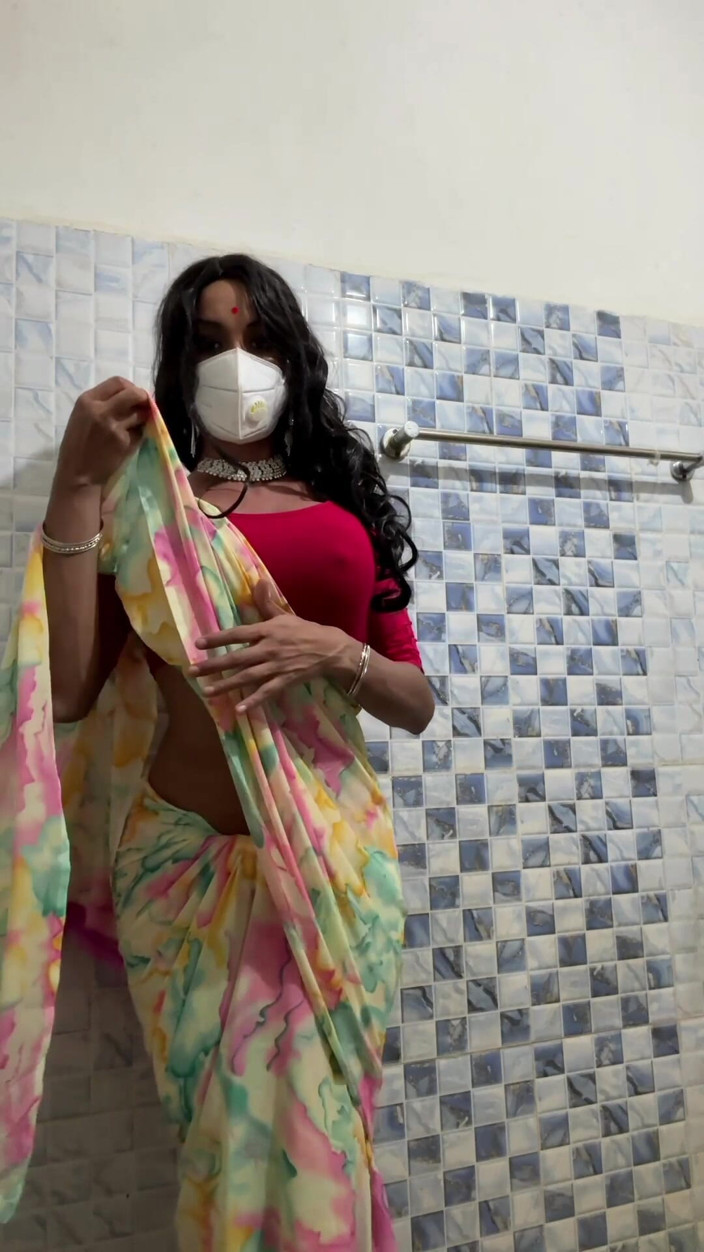 Anushka Crossy: Crossdresser Jerking off in Saree