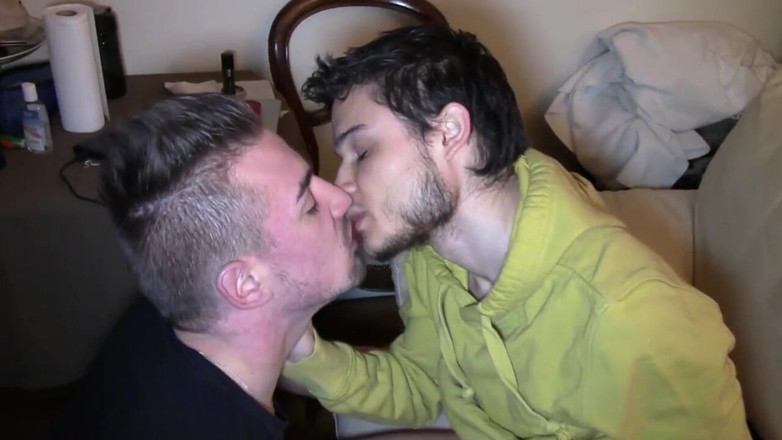 Gaybareback: The twink Briccio fucked bareback by 2 sexy bisex twinks