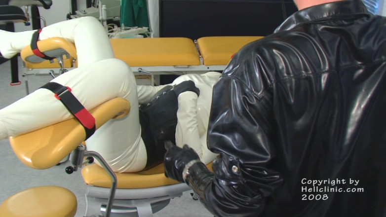 Rubber & Clinic Studio - 1ATOYS: Писсинг-опыт с Xtreme