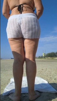 Gorąca Korona Opalająca Się Na Plaży W Przezroczystym Mikrobikini