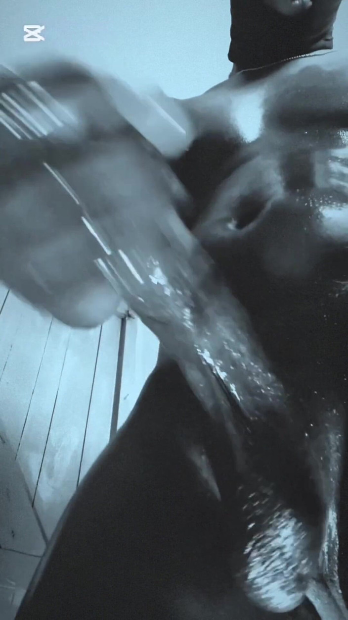 Bbc-godaddy: Část 2 Mistr Chovatel velkých černých ptáků hladí a šuká ho drsně, dokud...