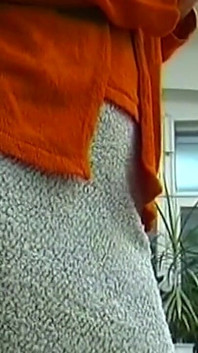 Mogen brunett suger lila dildo medan hon fingrar på slarvig fitta