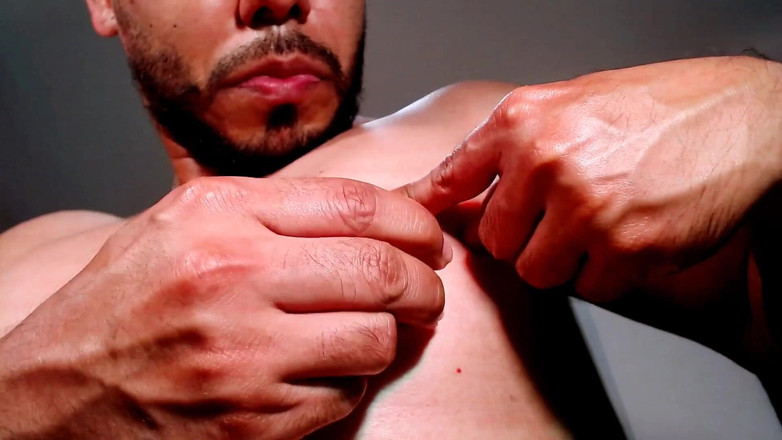 Tommhot: Ich spiele mit meinen nippeln – heiße nippel