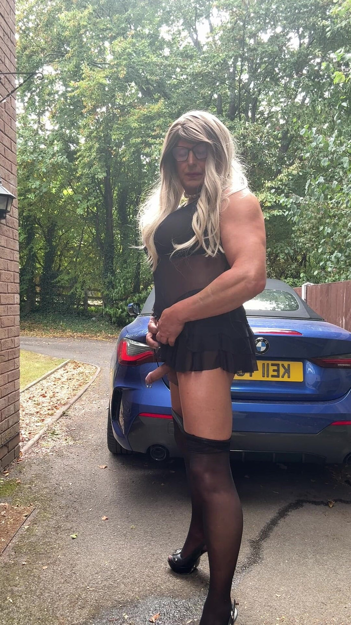 Kellycd2022: Sexy Crossdresser Kellycd2022 v černých bezešvých punčochách a podpatcích