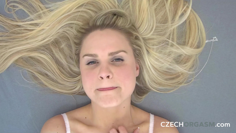 Czech Orgasm: Чешский оргазм 5: милфа жестко играет с собой