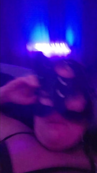 Bigsexydaddyd fait couiner la dominatrice Kat de plaisir
