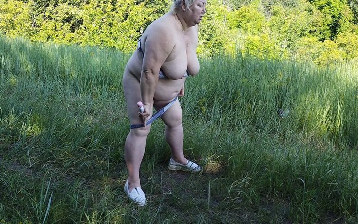 Zona901: La suocera si spoglia al parco e piscia davanti a...