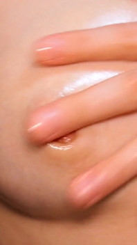 オイルでおっぱい遊び。油を塗ったおっぱいで遊んでください。