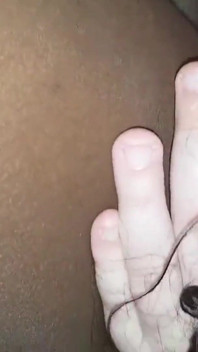 Cewek super semok lagi asik fingering pantat nata4sex di-fingering sama kontol besar pria kulit hitam
