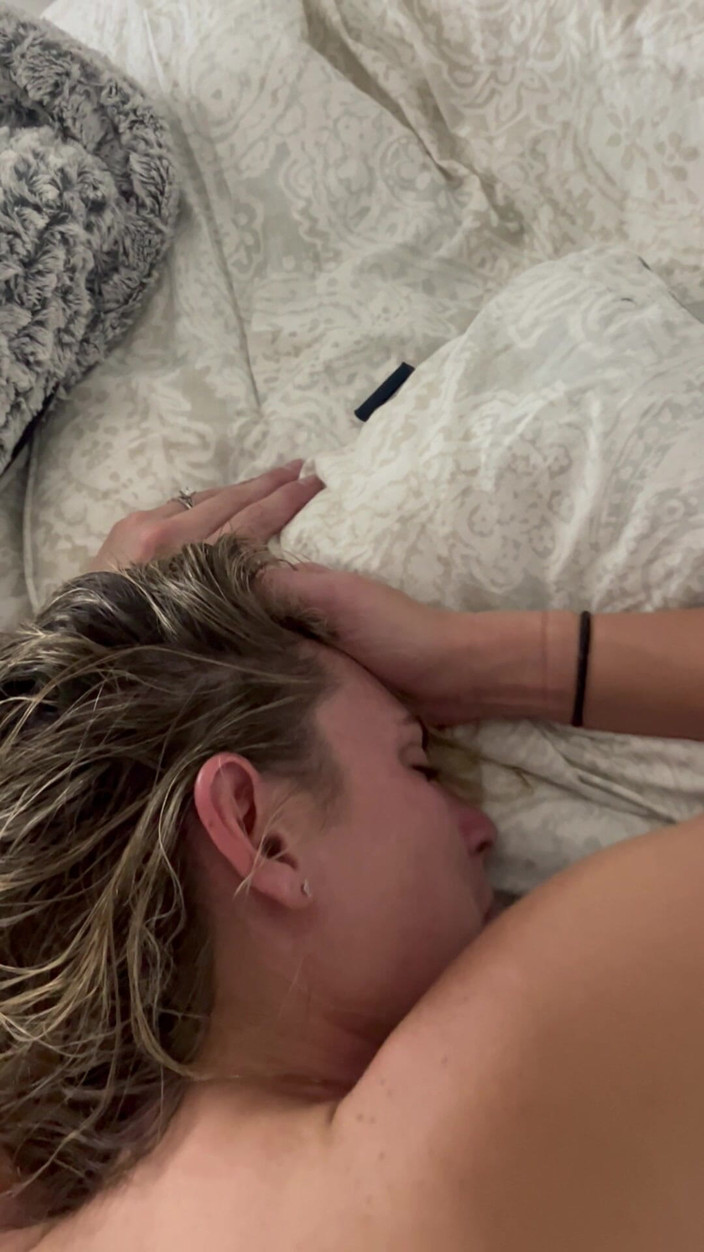 Zman: 用化妆水抚摸她，然后用手指达到高潮