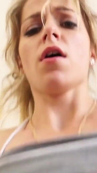 Şımarık üvey kızlar boyun eğmek için şaplak yiyor